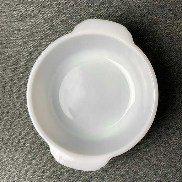 Vintage Fire King Round White 2 Quart Casserole dish Bowl Unique back stamp MCM - Picture 2 of 8